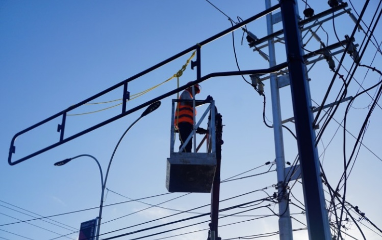 Inició instalación de semáforos y pasos peatonales digitales en Maneiro