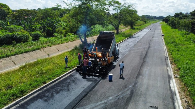 Continúan las labores de colocación de capa asfáltica en la Av Nueva Torunos estado Barinas