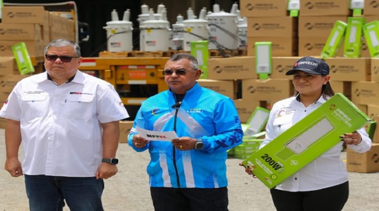 Ministro Reverol entregó 50 mil luminarias y 500 transformadores para fortalecer los servicios públicos
