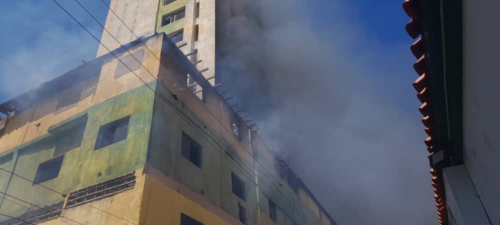 Incendio en un edificio en Falcón deja al menos 30 personas afectadas