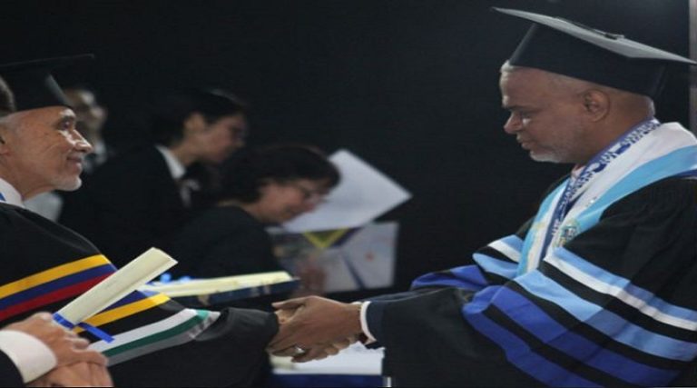 Graduados nuevos profesionales de la Escuela Nacional de Administración y Hacienda Pública