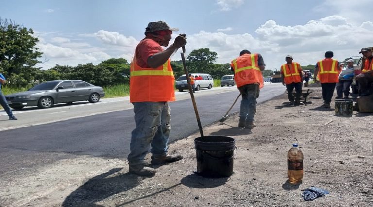 Colocan 60 toneladas de asfalto en Autopista Regional del Centro