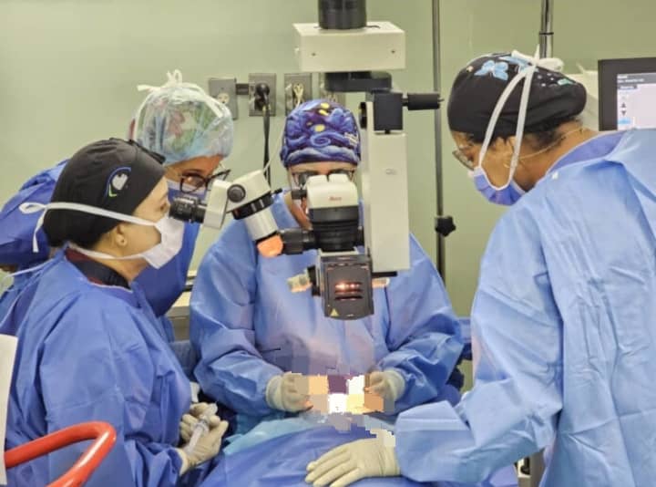 Operan de cataratas a trabajadores del sector de educación en Tucupita