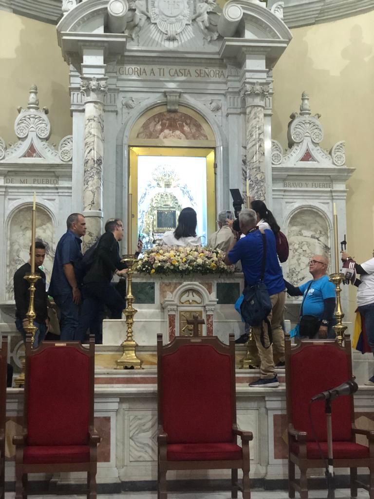 ¿Es en serio?|Equipo de fotógrafos de María Corina Machado violentó zonas de la basílica de la Chinita “para captar la mejor imagen” (+ Detalles)