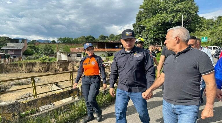 Autoridades del gobierno nacional atienden a comunidades afectadas por lluvias en Táchira