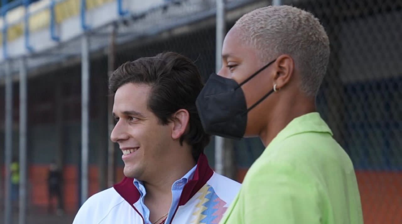 Jorge Jiménez felicita a la campeona del salto tiple Yulimar Rojas