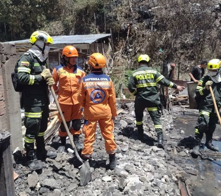 Incendio al oeste de Colombia deja casi 300 familias damnificadas