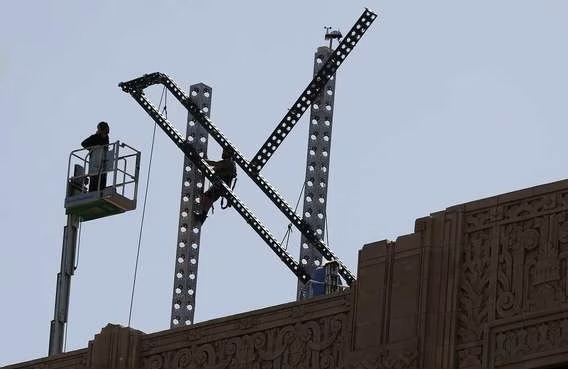 Adiós a la ‘X’: Desmontan el logo del nuevo Twitter en edificio de San Francisco