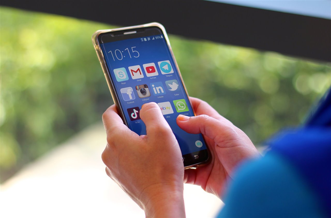 China estudia limitar a los menores de 18 años el uso de los móviles a dos horas como máximo