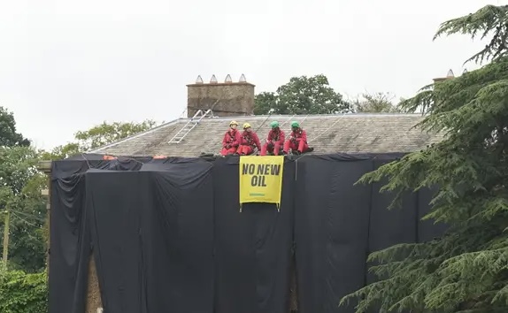 Cuatro ecologistas detenidos tras subirse a la casa de Sunak