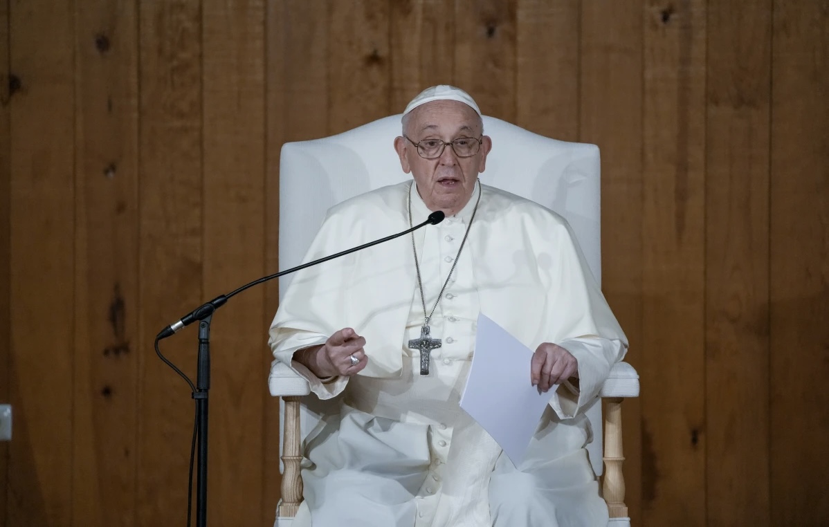 En su visita a Lisboa, el papa dice que la auténtica caridad “ensucia las manos”