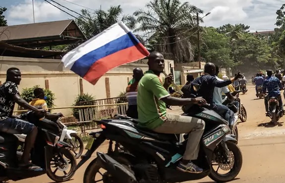 Francia suspende su ayuda al desarrollo a Burkina Faso
