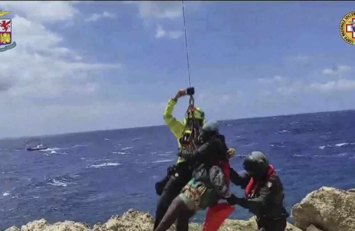 Italia: Rescatan a docenas de migrantes tras naufragio de embarcaciones