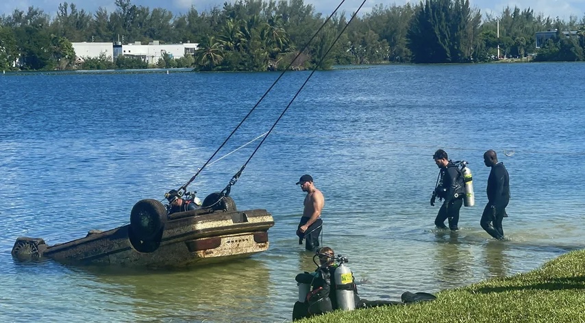 Extraen vehículos hallados en lago de la ciudad de Doral