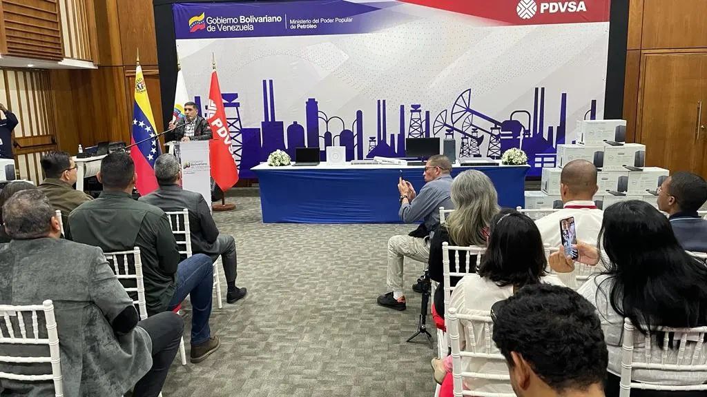 Ministro Tellechea entregó equipos tecnológicos a los trabajadores de MinPetróleo