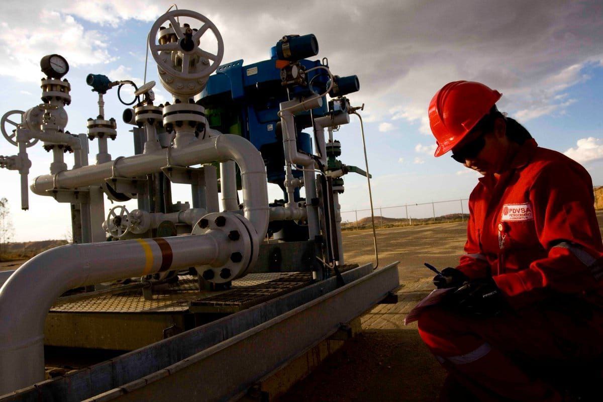 Refinerías de la industria petrolera venezolana operan con total normalidad