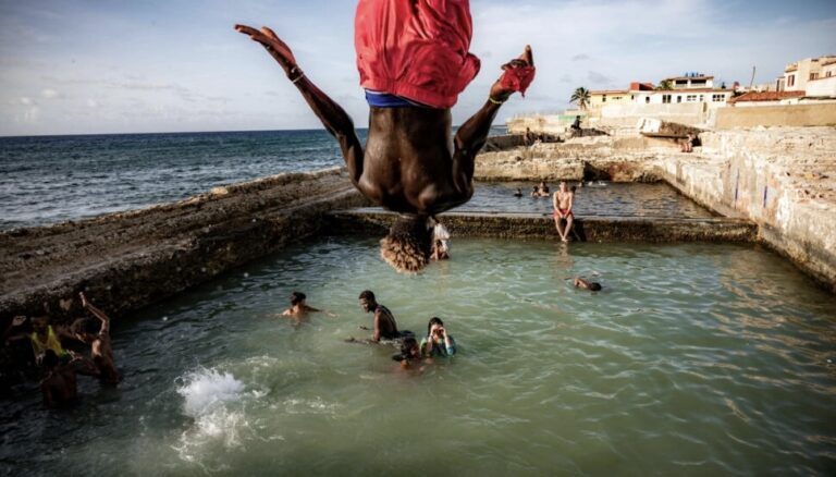 Habaneros huyen del calor y dan segunda vida a piscinas en ruinas