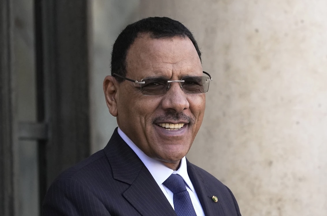 Los líderes golpistas en Níger dicen que juzgarán al presidente depuesto por “alta traición”