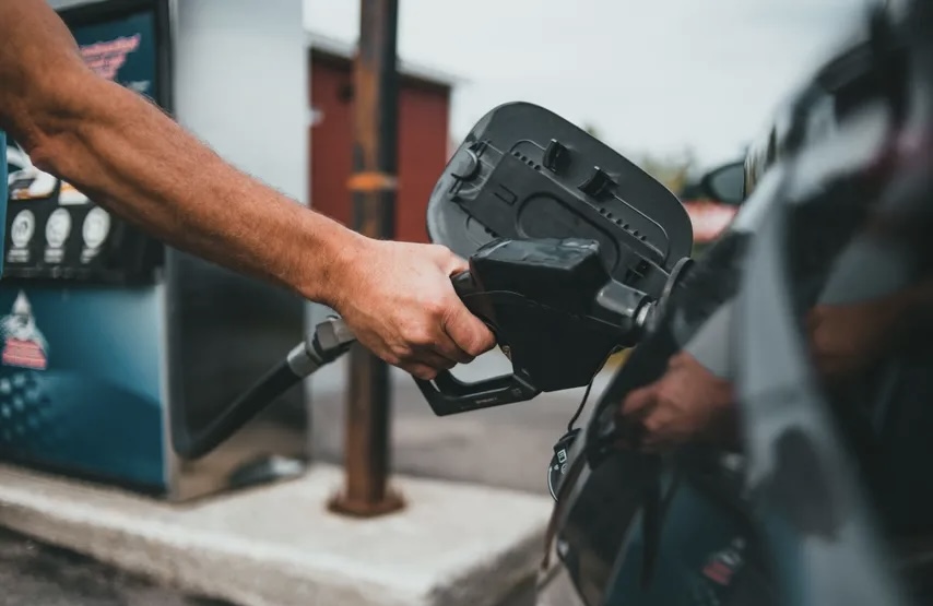 Florida: Leve baja en precios de la gasolina, pero siguen elevados