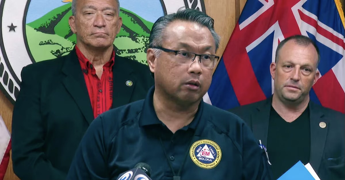 Renunció el jefe de emergencias de Maui que no activó las alertas de incendios en Hawái por temor a la “mauka”