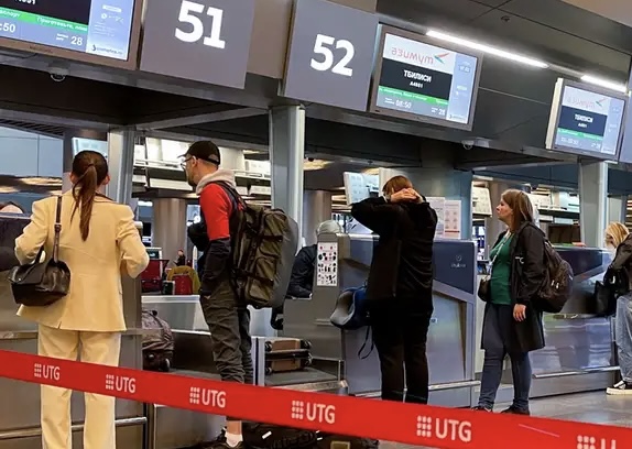 Rusia multa a exagente secreta trans por buscar ir a México