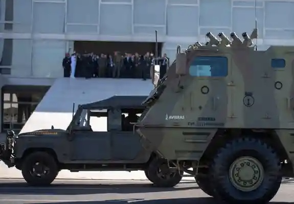 Comisión exalta «compromiso democrático» de FFAA del Brasil