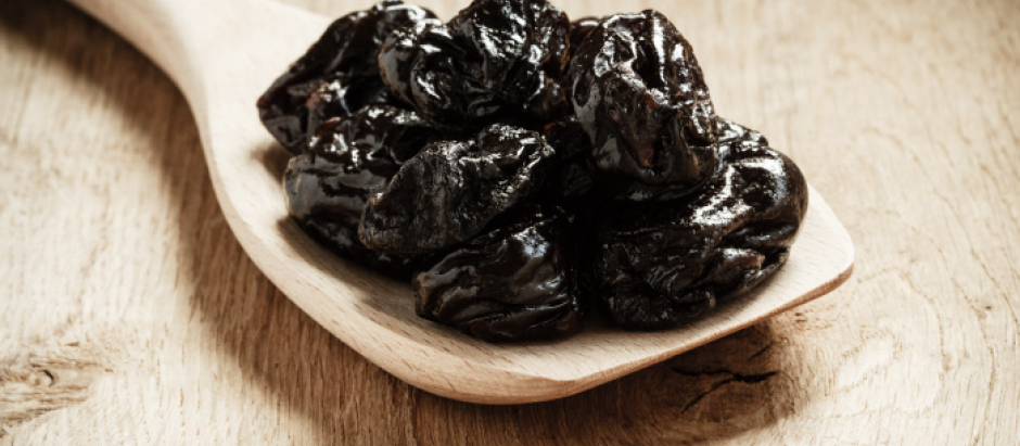 Comer ciruelas pasas a diario es bueno para el cerebro y el corazón a partir de los 50 años
