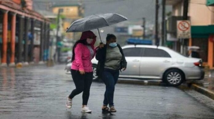 Prevén lunes de abundante nubosidad con lluvias tormentosas en el país