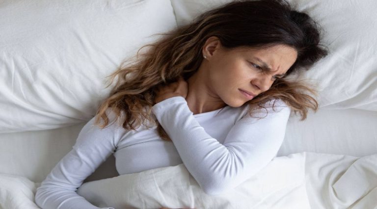 Conoce|Estos son los riesgos de adoptar una postura incorrecta al dormir