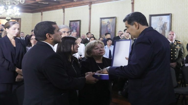 Entregan Orden Libertadores y Libertadoras de Venezuela a familiares de Luis Acuña