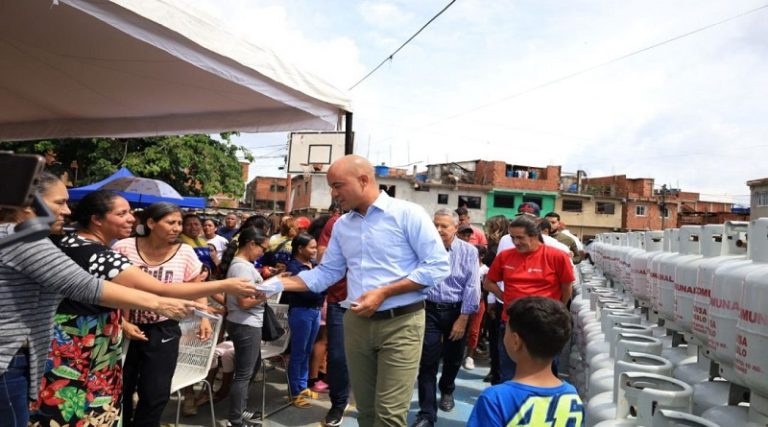 Familias en comunidades de Petare Norte reciben cilindros de gas doméstico