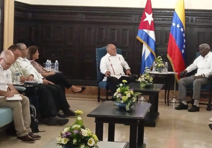 Diosdado Cabello fue recibido en el parlamento de Cuba