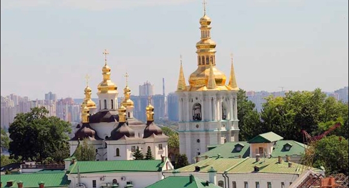 Policía ucraniana prohíbe pasar pan y agua a los peregrinos bloqueados en el Monasterio de las Cuevas de Kiev