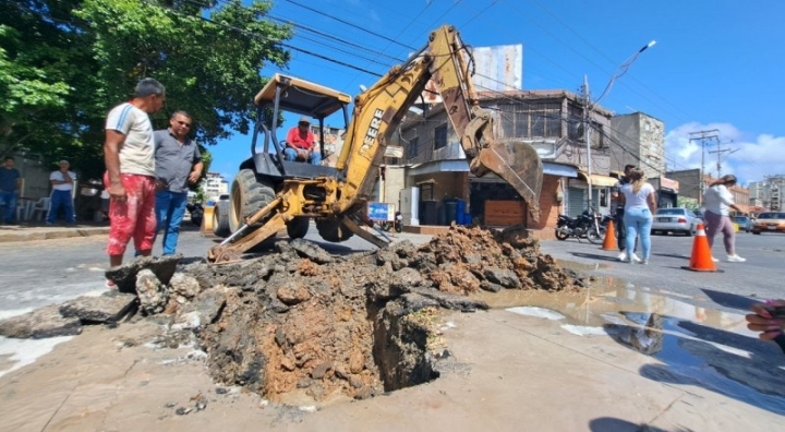 Alcaldía de Mariño en conjunto con Hidrocaribe inicia reparación de tubería en Av. Bolívar con Ortega
