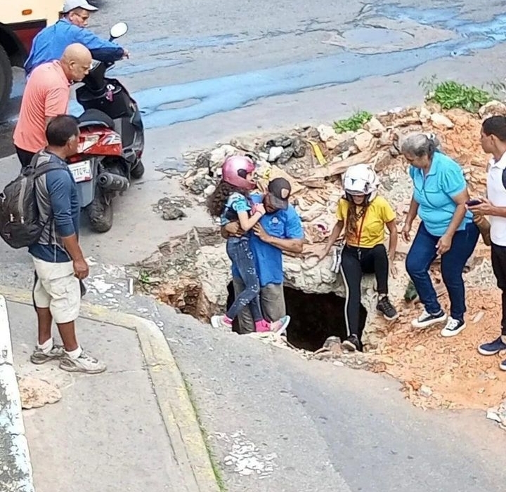 Madre e hija cayeron en un hueco en la Pastora