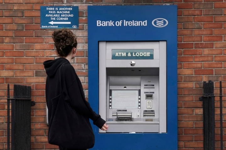 El error de un banco permite a los clientes retirar grandes cantidades de dinero de los cajeros en Irlanda