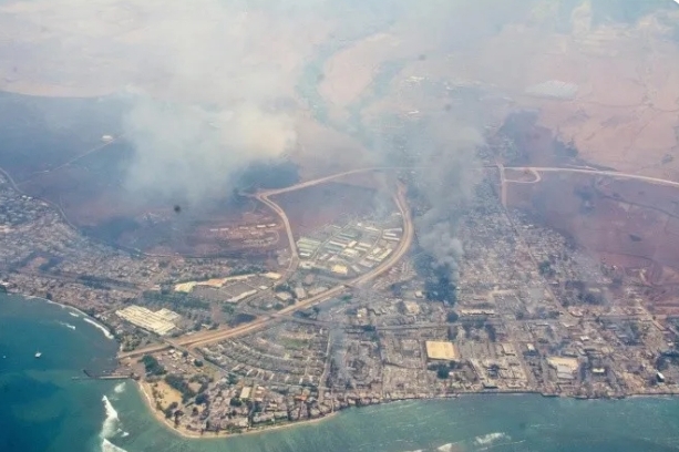 Gobernador de Hawái promete evitar expolio de tierras en la isla de Maui tras incendios