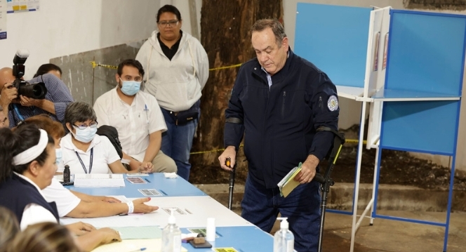Presidente de Guatemala ejerció su derecho al voto: «Aquí se entregará el poder sin importar quien sea»