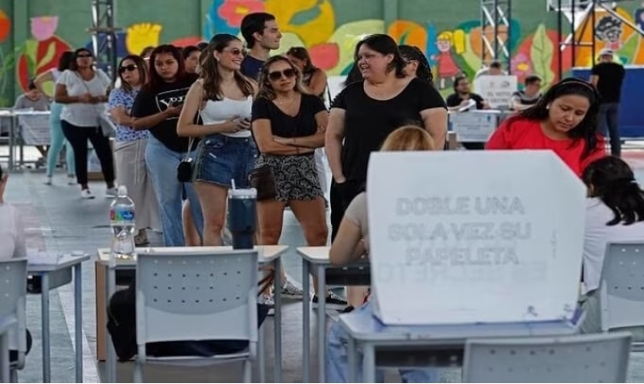 Cierran las urnas y comienza el escrutinio electoral en Ecuador