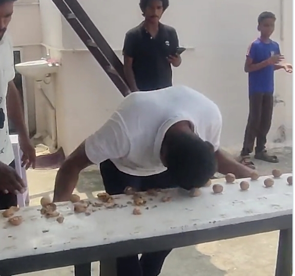 Nuevo Récord Guinness: un hombre rompió 273 nueces con la frente en 1 minuto
