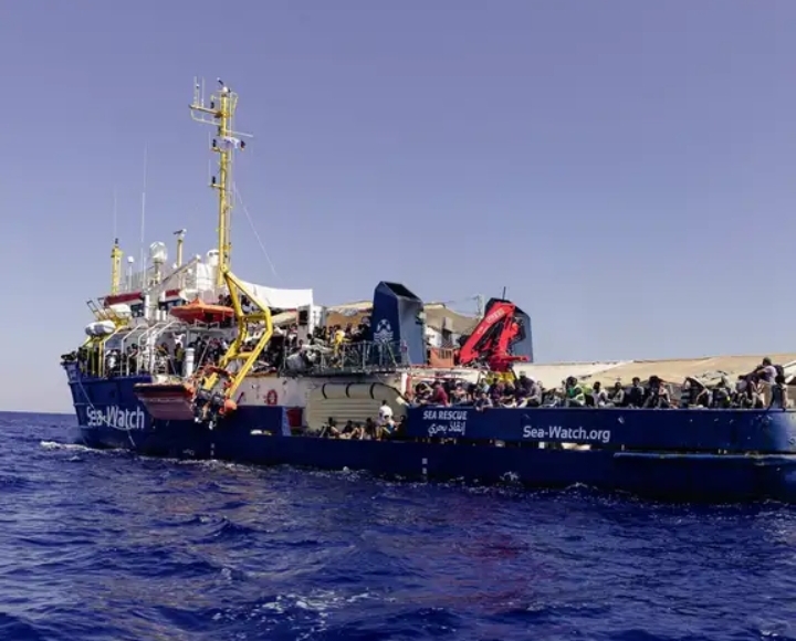 Italia inmoviliza barco alemán de rescate de migrantes