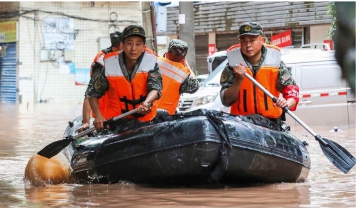China en alerta por inundaciones en 13 regiones