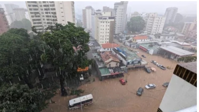 Usuarios en redes sociales reportan intensas lluvias en Caracas (+ Video)