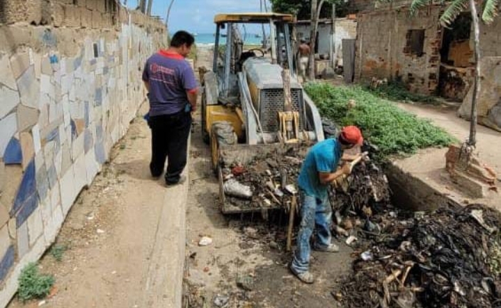 La Alcaldía de Maneiro lleva a cabo el despeje de los canales de lluvia