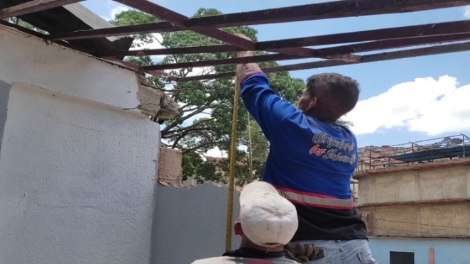 Alcaldía de Caracas rehabilita vivienda afectada por caída de árbol tras fuertes lluvias
