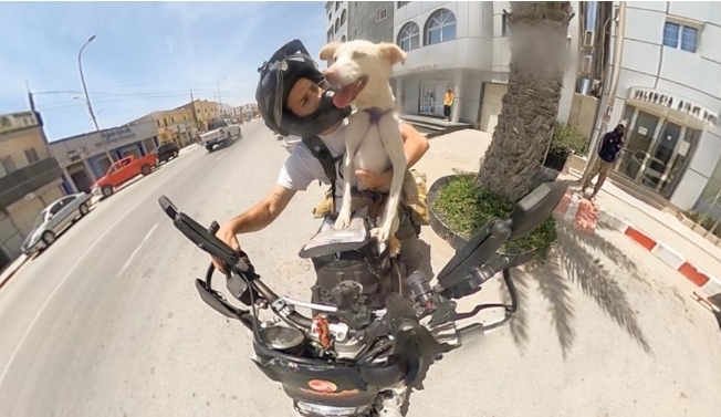 Carlos Larraz, el zaragozano que cruza África en moto junto a su perrita Mila