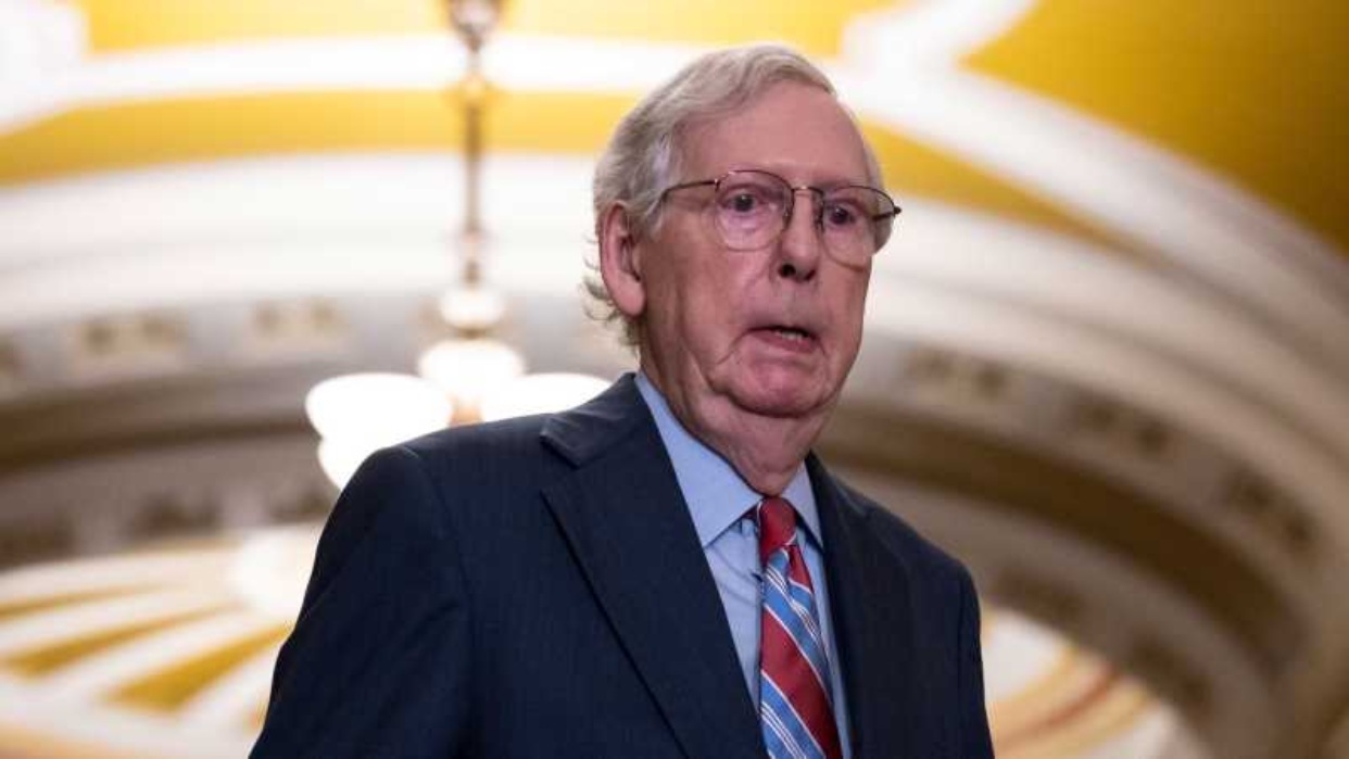 El senador Mitch McConnell «se congela» nuevamente ante periodistas por 30 segundos