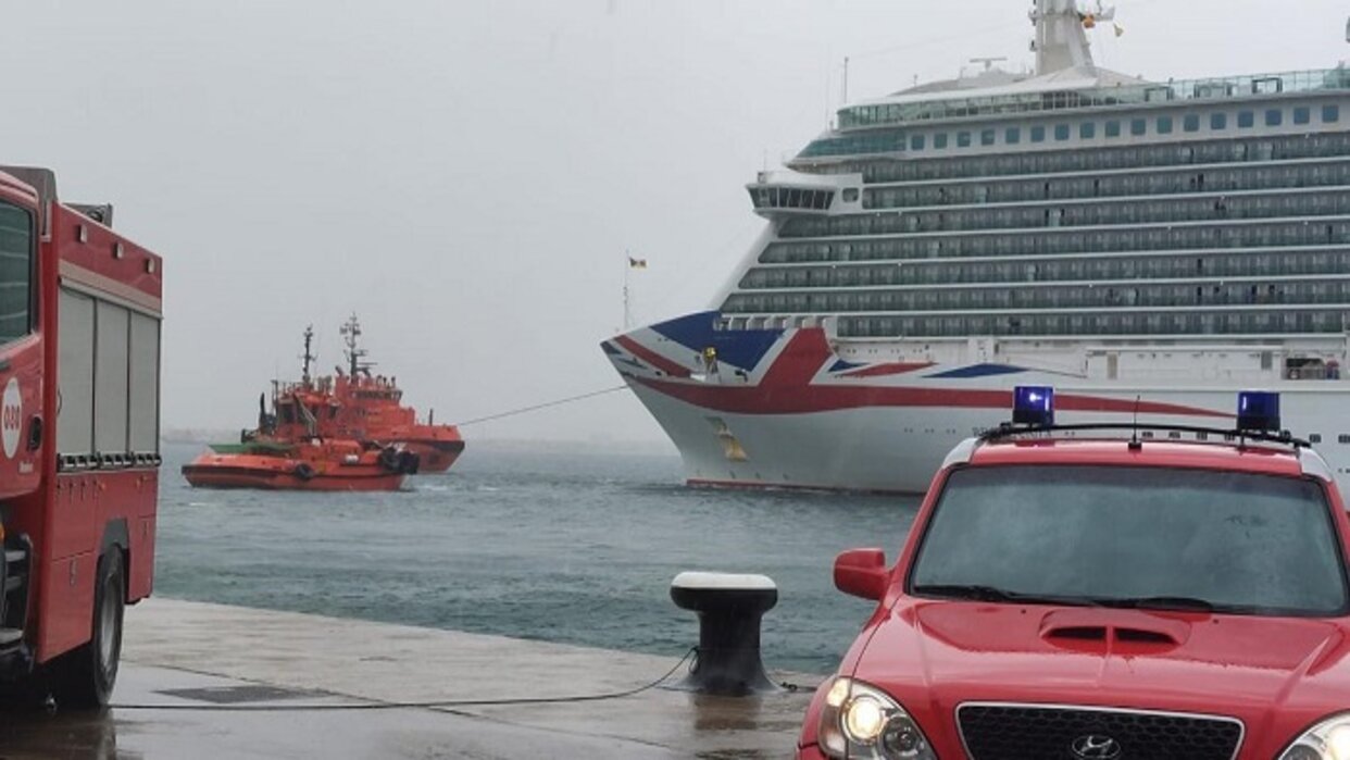 Un crucero choca contra un petrolero debido al fuerte viento en isla española de Mallorca
