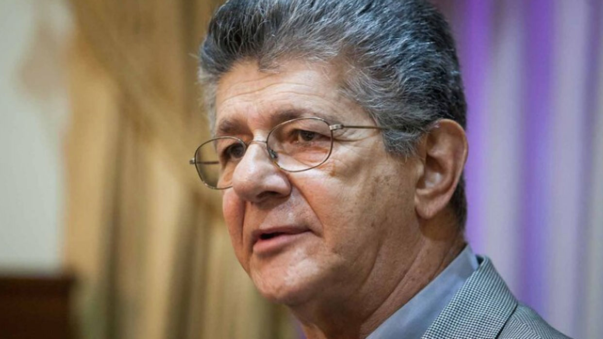 Ramos Allup baila vallenato para celebrar el nombramiento de Delpino como rector del CNE