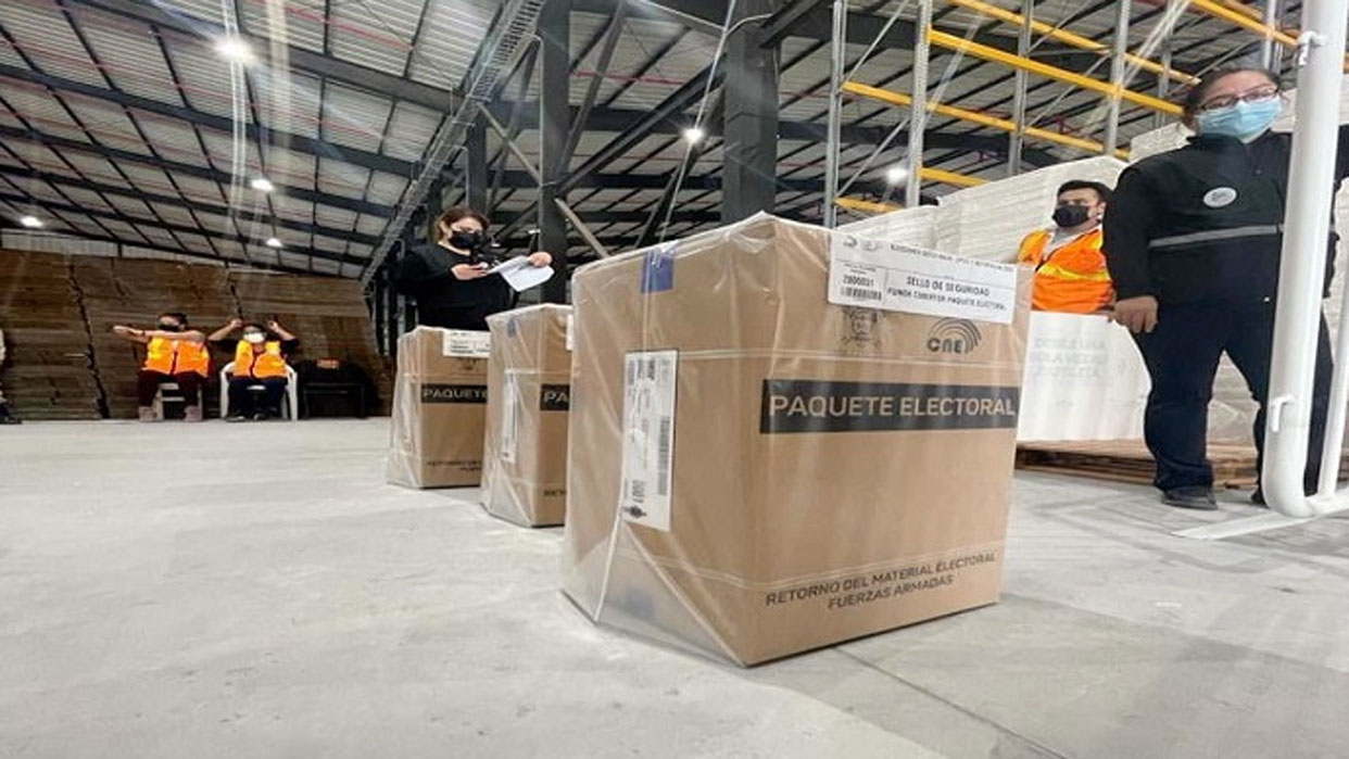 Inicia distribución de paquetes electorales para comicios en Ecuador